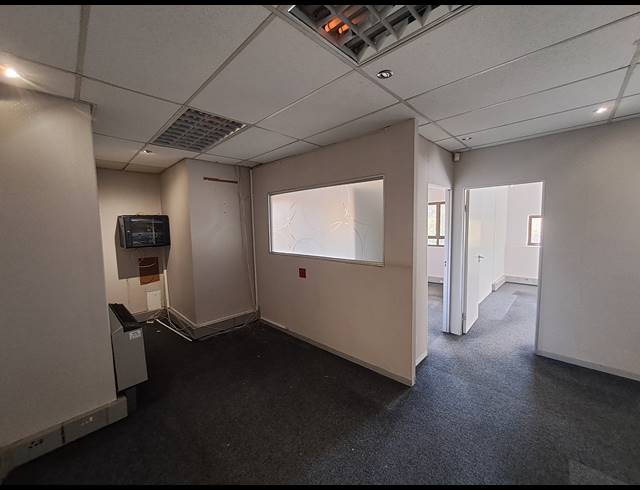 137M² OFFICE TO LET IN HYDE PARK